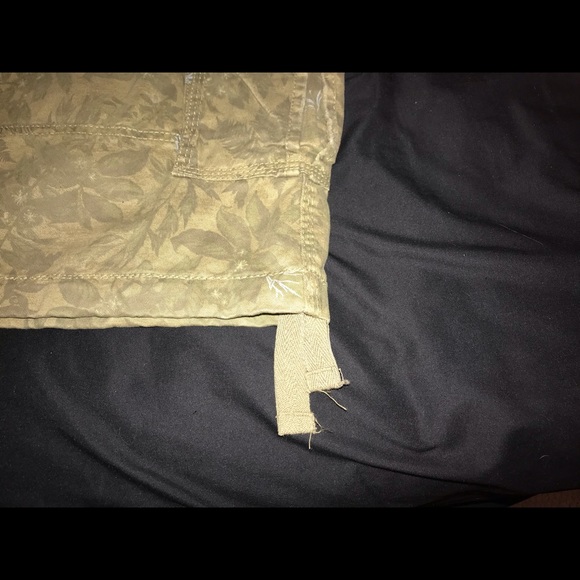 Men’s Camo/floral shorts size 42 waist - Picture 4 of 4